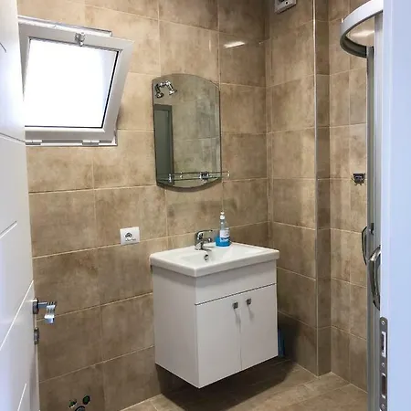 Apartament Llakmani *