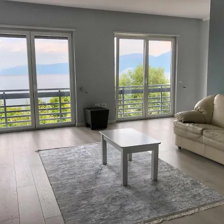 Apartament Llakmani